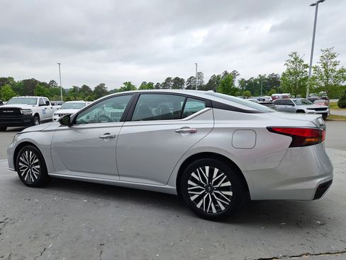 Used 2024 Nissan Altima 2.5 SV FWD image 5
