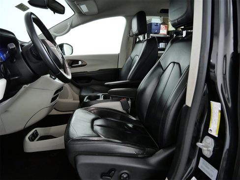 Used 2017 Chrysler Pacifica Touring-L w/ Tire & Wheel Group image 18