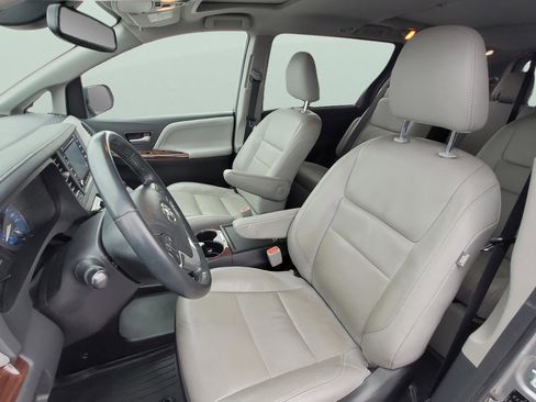 Used 2019 Toyota Sienna Limited image 25