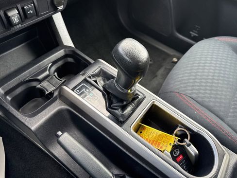 Used 2020 Toyota Tacoma SR5 w/ Technology Package AWD/4WD image 15