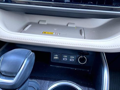 Used 2023 Toyota Highlander Limited FWD image 35