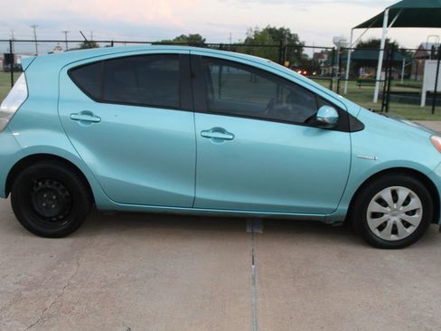 Used 2014 Toyota Prius C Two image 7