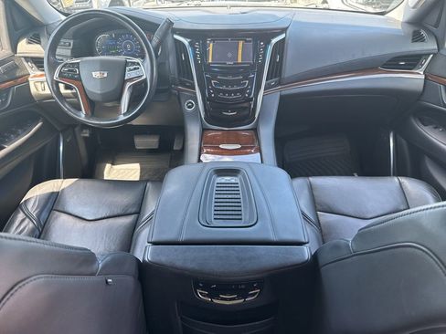 Used 2018 Cadillac Escalade Luxury RWD image 11