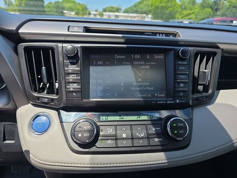 Used 2018 Toyota RAV4 XLE AWD/4WD image 9