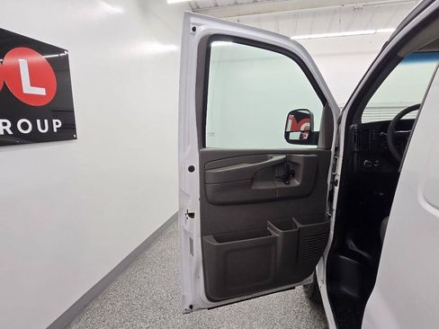 Used 2014 Chevrolet Express 2500 RWD image 24