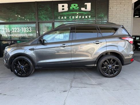 Used 2017 Ford Escape SE w/ SE Sport Appearance Package FWD image 4