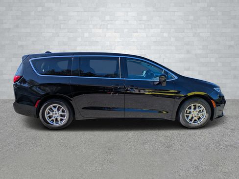 Used 2024 Chrysler Pacifica Touring-L image 4