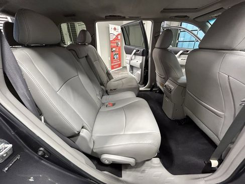 Used 2011 Toyota Highlander SE image 43