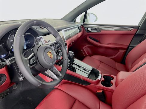 New 2026 Porsche Macan GTS image 4