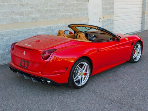 Used 2015 Ferrari California T RWD image 4