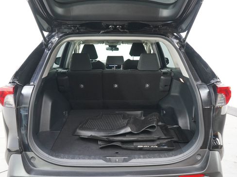 Used 2019 Toyota RAV4 LE AWD/4WD image 16