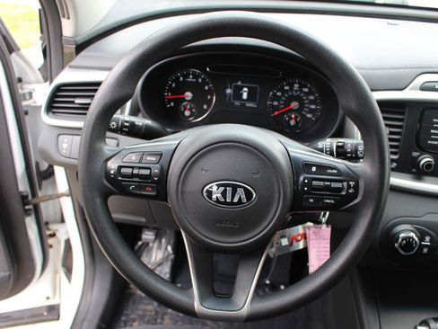 Used 2017 Kia Sorento FWD image 17