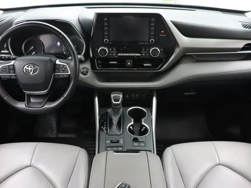 Used 2022 Toyota Highlander XLE AWD/4WD image 21