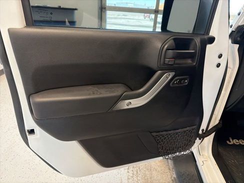 Used 2017 Jeep Wrangler Sahara image 28