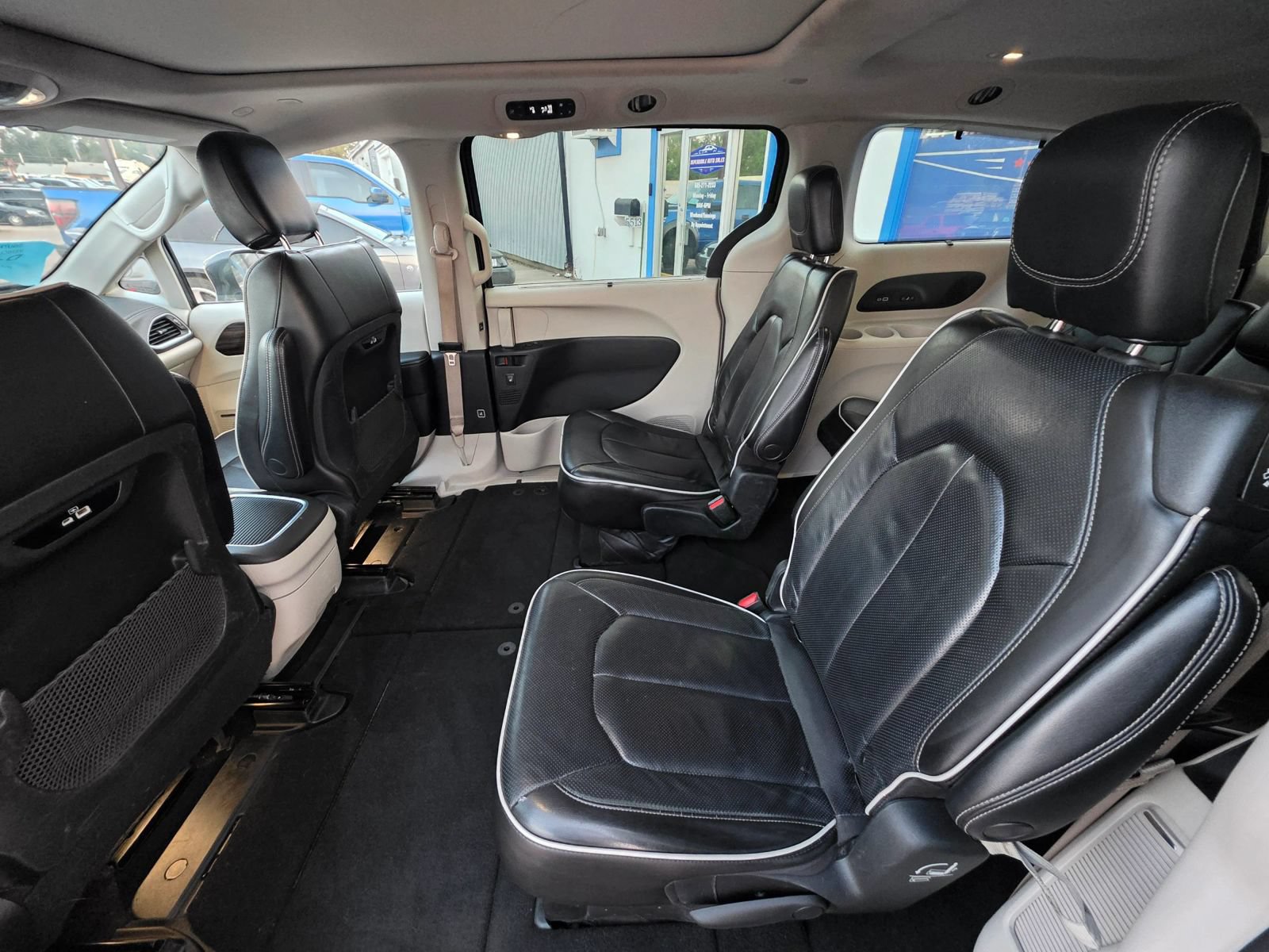 Used 2022 Chrysler Pacifica Limited AWD/4WD image 9
