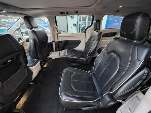 Used 2022 Chrysler Pacifica Limited AWD/4WD image 9
