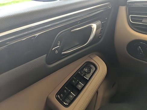 Used 2022 Porsche Macan image 26