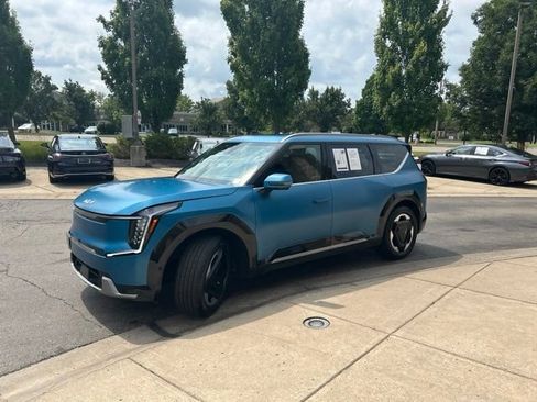 Used 2024 Kia EV9 Land AWD/4WD image 3