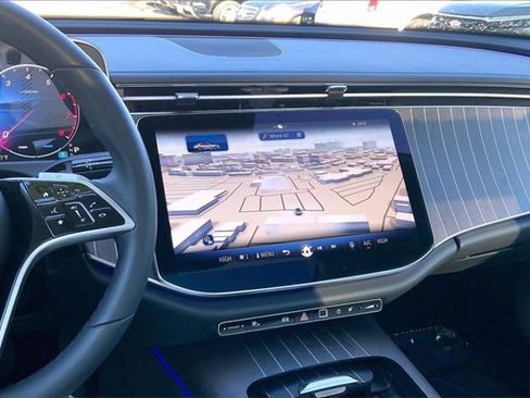 Used 2025 Mercedes-Benz E 350 4MATIC Sedan image 5