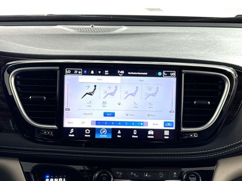 Used 2022 Chrysler Pacifica Limited FWD image 21