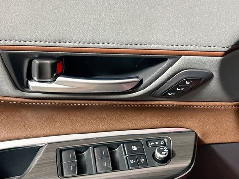 Used 2021 Toyota Venza XLE w/ Softex Package image 16