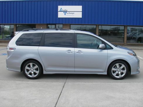 Used 2015 Toyota Sienna SE FWD image 4
