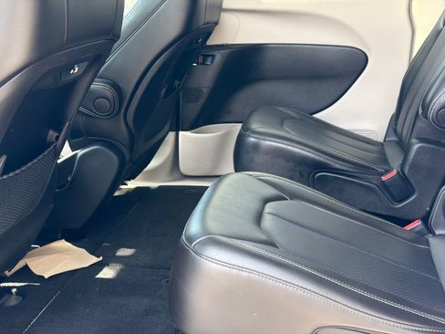 Used 2023 Chrysler Pacifica Touring-L FWD image 21