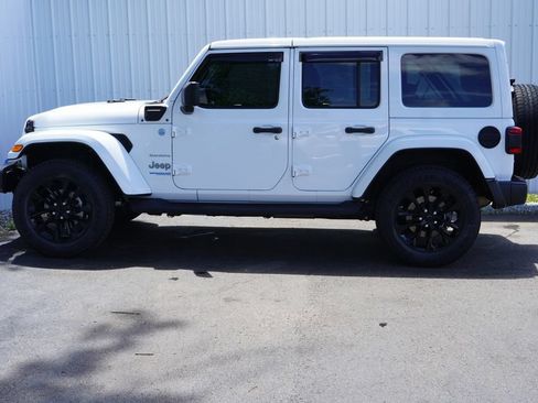 Used 2022 Jeep Wrangler Unlimited Sahara w/ Cold Weather Group AWD/4WD image 3
