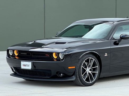 Used 2016 Dodge Challenger R/T Scat Pack w/ Leather Interior Group RWD image 11