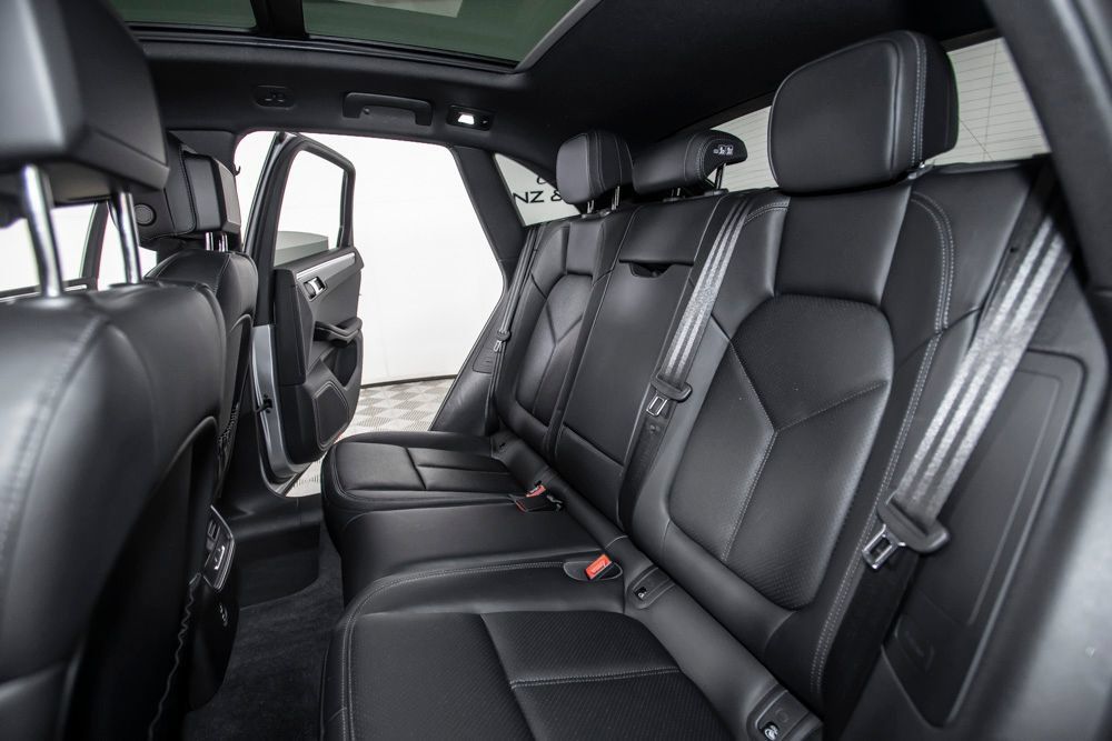 Used 2025 Porsche Macan Turbo AWD/4WD image 16