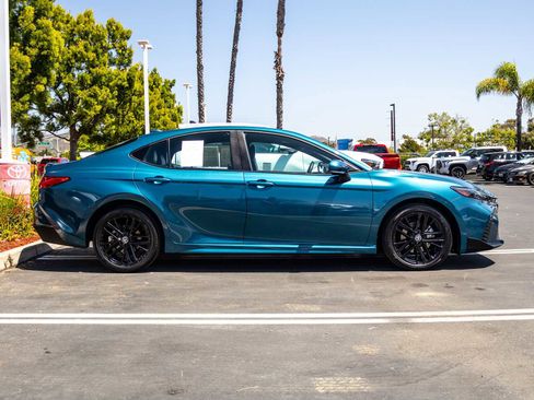 Used 2025 Toyota Camry SE image 5