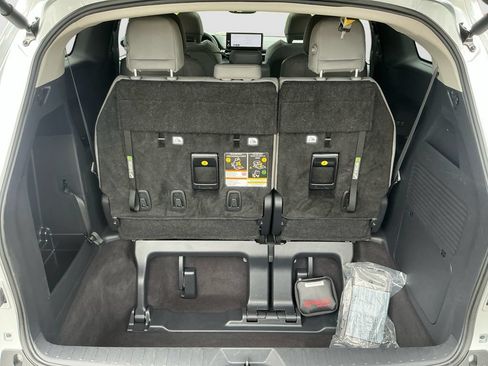 Used 2025 Toyota Sienna XLE FWD image 17