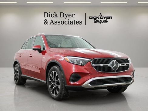 Used 2025 Mercedes-Benz GLC 350e 4MATIC image 3