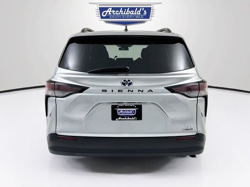 Used 2023 Toyota Sienna LE FWD image 7