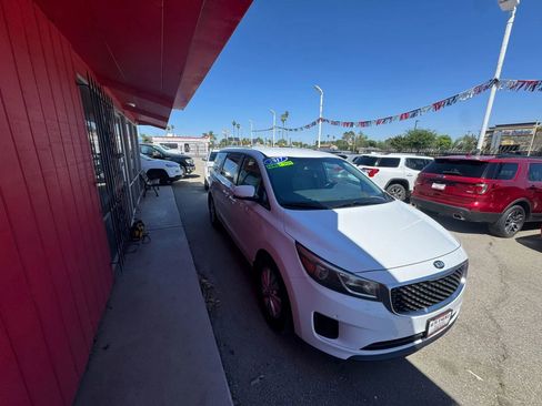 Used 2017 Kia Sedona LX w/ LX Essentials Premium Package FWD image 4