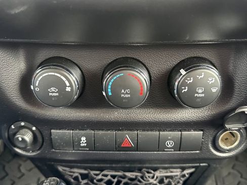 Used 2015 Jeep Wrangler Unlimited Rubicon w/ Connectivity Group AWD/4WD image 27