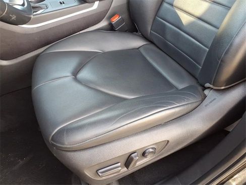 Used 2022 Toyota Highlander XLE image 16