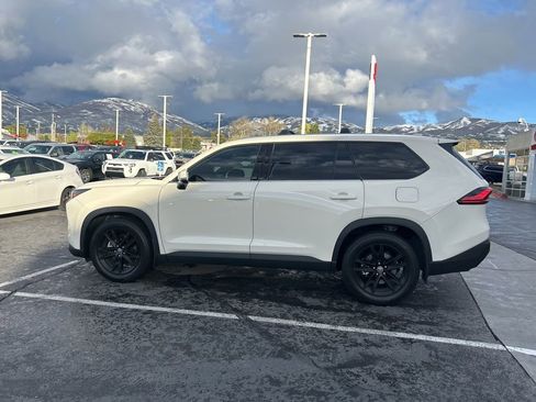 Used 2024 Toyota Grand Highlander AWD image 8