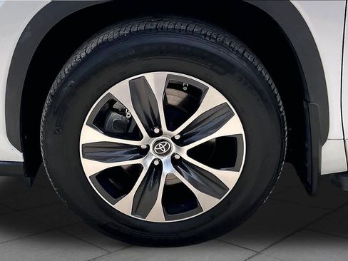Used 2023 Toyota Highlander XLE image 11