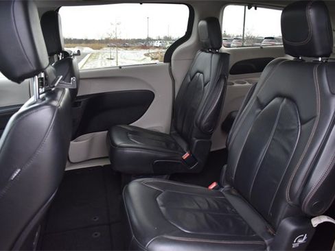 Used 2017 Chrysler Pacifica Touring-L w/ Tire & Wheel Group image 18