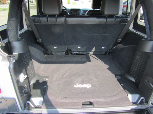 Used 2017 Jeep Wrangler Unlimited Sahara AWD/4WD image 18