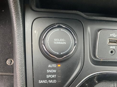 Used 2023 Jeep Cherokee Altitude Lux image 38