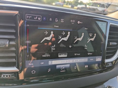 Used 2023 Chrysler Pacifica Touring-L FWD image 14