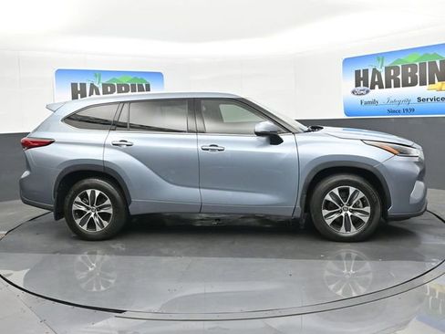 Used 2021 Toyota Highlander XLE AWD/4WD image 7