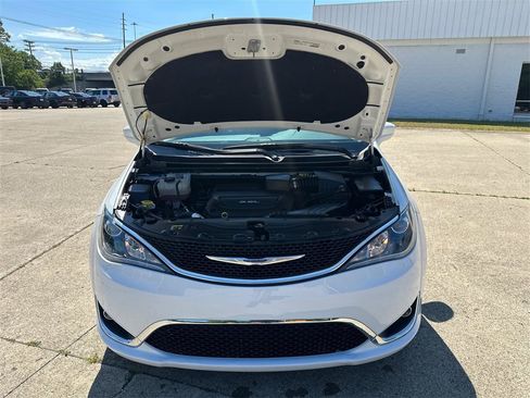 Used 2017 Chrysler Pacifica Touring-L Plus FWD image 11