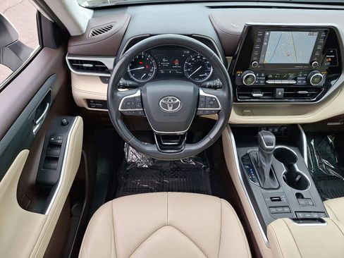 Used 2021 Toyota Highlander XLE image 12