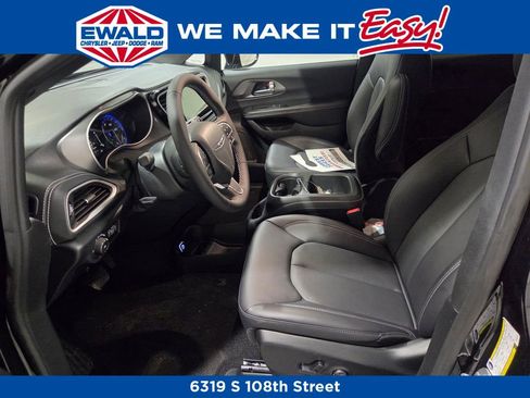 New 2026 Chrysler Pacifica Select image 8