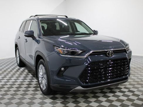 New 2026 Toyota Grand Highlander Platinum image 3