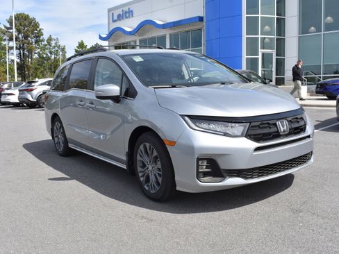 New 2026 Honda Odyssey Touring image 3