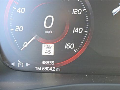 Used 2022 Volvo XC40 T5 R-Design w/ Climate Package image 27